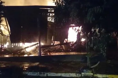 Mãe e filho morreram em um incêndio que destruiu a residência da família na noite de segunda-feira (13) em Salto do Jacuí, no norte do Estado. As vítimas foram identificadas como Claudio Roberto Unfer, 59 anos, e Noemi Laura Unfer, cuja idade não foi confirmada.<!-- NICAID(15374715) -->