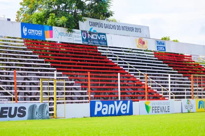 O São Luiz está realizando melhorias no Estádio 19 de Outubro. De acordo com o clube, os reparos envolvem pinturas no setor da Geral e no muro, que fica ao lado da Avenida 21 de Abril.<!-- NICAID(14742842) -->