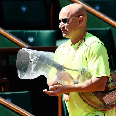 US coach Andre Agassi arrives for a training session ahead of the Roland Garros 2017 French Tennis Open on May 26, 2017 in Paris. Andre Agassi will coach Serbia's player Novak Djokovic during the French Open. / AFP PHOTO / CHRISTOPHE SIMONEditoria: SPOLocal: ParisIndexador: CHRISTOPHE SIMONSecao: tennisFonte: AFPFotógrafo: STF