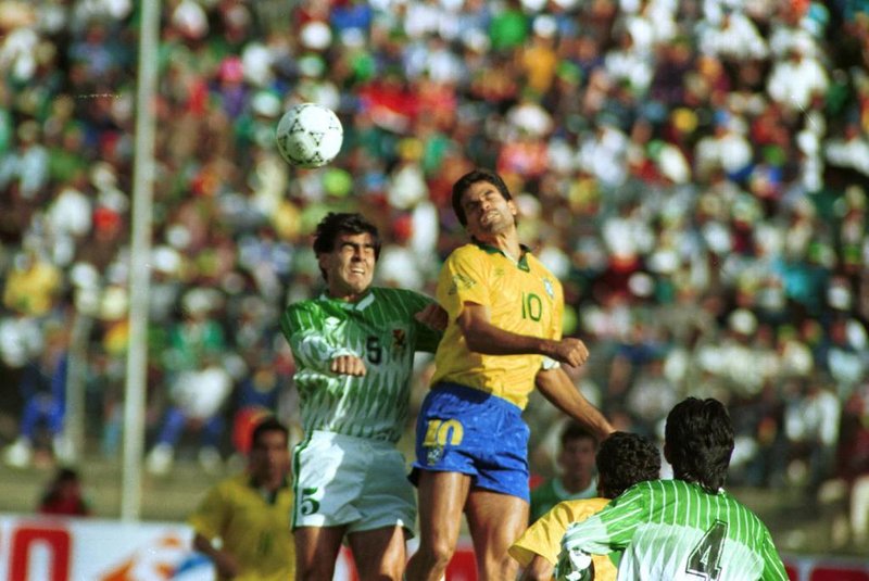 Foto de um lance do jogo entre Bolívia e Brasil, pelas eliminatórias da Copa do Mundo, em La Paz. O Brasil perdeu por 2 a 0. Raí aparece na disputa pela bola.#PÁGINA:62#ENVELOPE: 129920#EDIÇÃO: 2ª<!-- NICAID(591889) -->