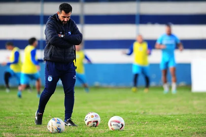 VACARIA, RS, BRASIL, 09/06/2025. Treino do Glória de Vacaria no estádio Altos da Glória, em Vacaria. O Glória está disputando o Campeonato Gaúcho Série A2. Na foto, técnico Júlio César Nunes. (Porthus Junior/Agência RBS)<!-- NICAID(16056323) -->