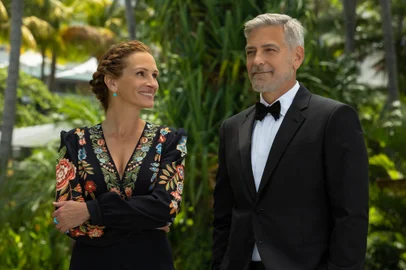 Filme Ingresso para o Paraíso (2022), de Ol Parker. Na foto, Julia Roberts e George Clooney.<!-- NICAID(15199419) -->