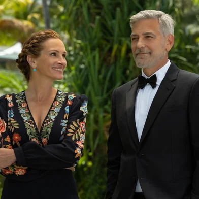 Filme Ingresso para o Paraíso (2022), de Ol Parker. Na foto, Julia Roberts e George Clooney.<!-- NICAID(15199419) -->