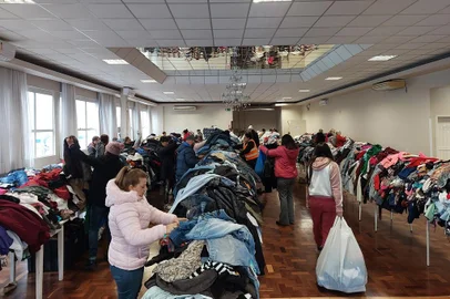 Com peças de até R$ 30, ONG Amor realiza bazar de itens novos e usados em Passo Fundo<!-- NICAID(15807732) -->
