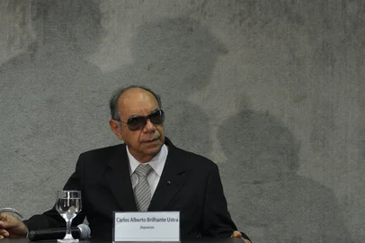 Brasília - O coronel reformado Carlos Alberto Brilhante Ustra, que comandou o Destacamento de Operações de Informações do Centro de Operações de Defesa Interna do 2º Exército em São Paulo (DOI-Codi-SP), entre 1970 e 1974, presta depoimento à Comissão Nacional da Verdade<!-- NICAID(9367238) -->