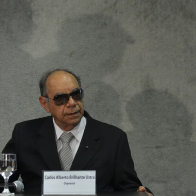 Brasília - O coronel reformado Carlos Alberto Brilhante Ustra, que comandou o Destacamento de Operações de Informações do Centro de Operações de Defesa Interna do 2º Exército em São Paulo (DOI-Codi-SP), entre 1970 e 1974, presta depoimento à Comissão Nacional da Verdade<!-- NICAID(9367238) -->