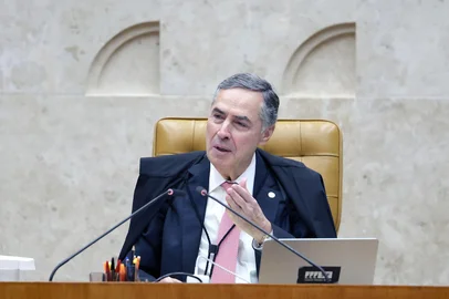 Luís Roberto Barroso conduziu, nesta quinta-feira (25), sua última sessão como presidente do Supremo Tribunal Federal (STF). Em seu discurso de despedida, o ministro agradeceu os colegas de colegiado e defendeu a atuação da corte na defesa da democracia.<!-- NICAID(16132848) -->