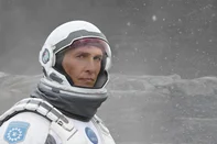 2014: Fotos de divulgação do filme Interestelar (2014) do diretor Christopher Nolan, que estreia em novembro de 2014 nos cinemas.SINOPSE: Após ver a Terra consumindo boa parte de suas reservas naturais, um grupo de astronautas recebe a missão de verificar possíveis planetas para receberem a população mundial, possibilitando a continuação da espécie. Cooper (Matthew McConaughey) é chamado para liderar o grupo e aceita a missão sabendo que pode nunca mais ver os filhos. Ao lado de Brand (Anne Hathaway), Jenkins (Marlon Sanders) e Doyle (Wes Bentley), ele seguirá em busca de uma nova casa. Com o passar dos anos, sua filha Murph (Mackenzie Foy e Jessica Chastain) investirá numa própria jornada para também tentar salvar a população do planeta. (Crédito: WARNER BROS., Divulgação, SEGUNDO CADERNO)<!-- NICAID(10962316) -->