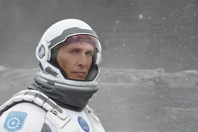 2014: Fotos de divulgação do filme Interestelar (2014) do diretor Christopher Nolan, que estreia em novembro de 2014 nos cinemas.SINOPSE: Após ver a Terra consumindo boa parte de suas reservas naturais, um grupo de astronautas recebe a missão de verificar possíveis planetas para receberem a população mundial, possibilitando a continuação da espécie. Cooper (Matthew McConaughey) é chamado para liderar o grupo e aceita a missão sabendo que pode nunca mais ver os filhos. Ao lado de Brand (Anne Hathaway), Jenkins (Marlon Sanders) e Doyle (Wes Bentley), ele seguirá em busca de uma nova casa. Com o passar dos anos, sua filha Murph (Mackenzie Foy e Jessica Chastain) investirá numa própria jornada para também tentar salvar a população do planeta. (Crédito: WARNER BROS., Divulgação, SEGUNDO CADERNO)<!-- NICAID(10962316) -->