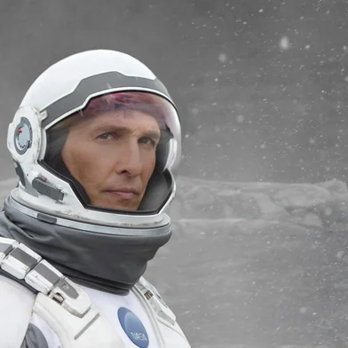 2014: Fotos de divulgação do filme Interestelar (2014) do diretor Christopher Nolan, que estreia em novembro de 2014 nos cinemas.SINOPSE: Após ver a Terra consumindo boa parte de suas reservas naturais, um grupo de astronautas recebe a missão de verificar possíveis planetas para receberem a população mundial, possibilitando a continuação da espécie. Cooper (Matthew McConaughey) é chamado para liderar o grupo e aceita a missão sabendo que pode nunca mais ver os filhos. Ao lado de Brand (Anne Hathaway), Jenkins (Marlon Sanders) e Doyle (Wes Bentley), ele seguirá em busca de uma nova casa. Com o passar dos anos, sua filha Murph (Mackenzie Foy e Jessica Chastain) investirá numa própria jornada para também tentar salvar a população do planeta. (Crédito: WARNER BROS., Divulgação, SEGUNDO CADERNO)<!-- NICAID(10962316) -->