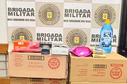 Em uma ação policial registrada na noite desta segunda-feira, por volta das 20h, a Brigada Militar prendeu quatro indivíduos envolvidos em furtos praticados em supermercados atacadistas na Serra Gaúcha. A ocorrência teve início em um mercado atacadista no município de Bento Gonçalves e foi encerrada em um estabelecimento do mesmo segmento na cidade de Farroupilha.Os detidos são duas mulheres, de 29 e 48 anos, e dois homens, de 22 e 25 anos, que utilizavam um veículo Ford Ka para a prática criminosa. O valor total dos produtos subtraídos e integralmente recuperados é estimado em R$ 4.780,00.<!-- NICAID(16222848) -->