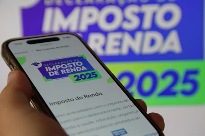 Imposto de renda da receita federal numa tela de celular para consultar com fundo desfocado.Fonte: 1338779455<!-- NICAID(16038758) -->