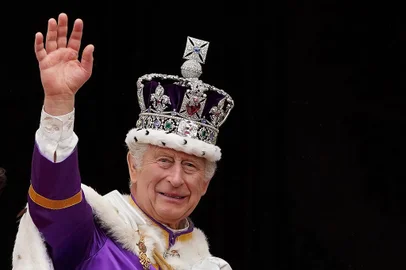 (FILES) Britain's King Charles III wearing the Imperial state Crown, waves from the Buckingham Palace balcony after viewing the Royal Air Force fly-past in central London on May 6, 2023, after his coronation. Britain's King Charles III has been diagnosed with a "form of cancer" according to a statement released by Buckingham Palace on February 5, 2024. (Photo by Stefan Rousseau / POOL / AFP)Editoria: HUMLocal: LondonIndexador: STEFAN ROUSSEAUSecao: imperial and royal mattersFonte: POOLFotógrafo: STR<!-- NICAID(15670682) -->
