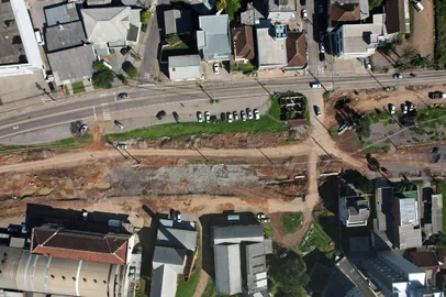 CAXIAS DO SUL, RS, BRASIL, 28/09/2023. Moradores do Desvio Rizzo alertam que obras na Avenida Alexandre Rizzo/Nilceu de Melo Catarina e arredores estão impactando comércio e rotina local. Vistas aéreas das obras. (Porthus Junior/Agência RBS)<!-- NICAID(15554040) -->