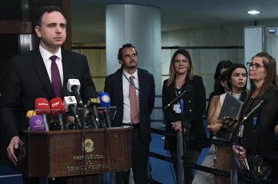 Presidente do Senado, senador Rodrigo Pacheco (PSD-MG), concede entrevista coletiva e fala sobre a aprovação do Projeto de Lei Complementar 68/2024, que regulamenta a Reforma Tributária, com 49 votos a favor e 19 contrários. O texto define regras para o Imposto sobre Bens e Serviços (IBS), a Contribuição Social sobre Bens e Serviços (CBS) e o Imposto Seletivo (IS).<!-- NICAID(15935640) -->