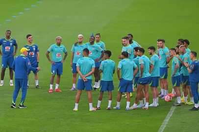 Brazil's Italian head coach Carlo Ancelotti (L) speaks to his players during a training session at the Monumental Stadium in Guayaquil, Ecuador, on June 4, 2025, on the eve of their South American FIFA World Cup 2026 qualifier match against Ecuador. (Photo by Rodrigo BUENDIA / AFP)<!-- NICAID(16052743) -->