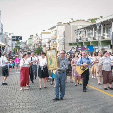 Mais de 28 mil pessoas participam da programação da Fenavindima, em Flores da Cunha. Na foto, desfile<!-- NICAID(15689610) -->