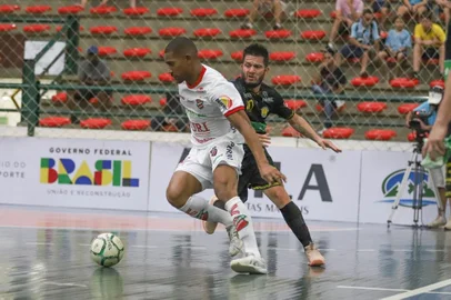 Lance da Supercopa Gramado entre Atlântico e Praia Clube.