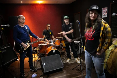 PORTO ALEGRE, RS, BRASIL, 27.07.2022: Ensaio da banda Os Replicantes que comemoram 38 anos com show no Gravador Pub, em Porto Alegre. Foto: Camila Hermes/Agencia RBS<!-- NICAID(15160307) -->