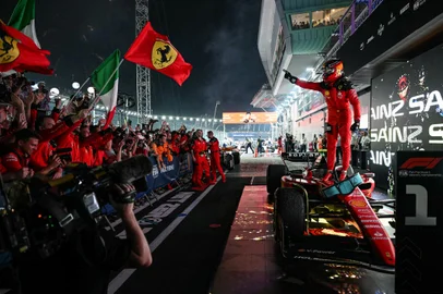 Ferrari's Spanish driver Carlos Sainz Jr celebrates winning the Singapore Formula One Grand Prix night race at the Marina Bay Street Circuit in Singapore on September 17, 2023. (Photo by MOHD RASFAN / AFP)Editoria: SPOLocal: SingaporeIndexador: MOHD RASFANSecao: motor racingFonte: AFPFotógrafo: STF<!-- NICAID(15543532) -->