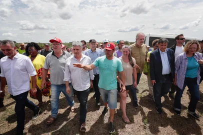 Hulha Negra, RS, Brasil, 23-02-2023: Comitiva do governo federal visita a Hulha Negra, localizada em área bastante castigada pela estiagem no Rio Grande do Sul. Ministros anunciam medidas emergenciais de apoio a agricultores e agricultoras da região. Integram o grupo os ministros do Desenvolvimento Agrário e Agricultura Familiar, Paulo Teixeira; do Desenvolvimento e Assistência Social, Família e Combate à Fome, Wellington Dias; e da Secretaria de Comunicação Social da Presidência da República, Paulo Pimenta, além de Edegar Pretto, indicado para a presidência da Conab. Anúncio acontece em estrutura montada no Assentamento Meia Água, na comunidade Nossa Senhora de Fátima, em Hulha Negra. Foto: Mateus Bruxel / Agência RBS<!-- NICAID(15357603) -->