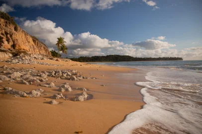 06/12/2017 - Imponentes falésias de Trancoso e Arraial D'Ajuda dão toque exuberante às praias.  Crédito: Shana Suzel de Camargo Lucon / Prefeitura de Porto Seguro / Divulgação<!-- NICAID(14879770) -->