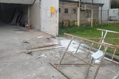 Homem caiu de andaime em obra de reforma no bairro Vila Nova, em Porto Alegre (23/7/2025)