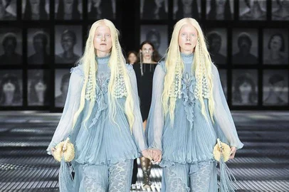 A Gucci surpreendeu ao apresentar ontem (23) a sua coleção de Primavera/Verão 2023 na Semana de Moda de Milão. <!-- NICAID(15216239) -->