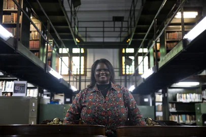 PORTO ALEGRE, RS, BRASIL, 10.08.2023: Retrato da diretora da Biblioteca do Estado Ana Maria Souza para a coluna Informe Especial da Juliana Bublitz. Foto: Camila Hermes/Agencia RBS<!-- NICAID(15508497) -->