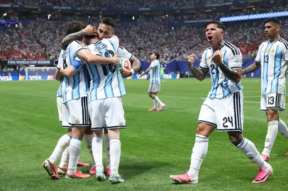 Thomas Coex / AFP Argentina's forward #10 Lionel Messi celebrates scoring his team's second goal with teammates during the 2026 World Cup round of 16 football match between Argentina and Egypt at Atlanta Stadium in Atlanta on July 7, 2026. (Photo by Thomas COEX / AFP)Editoria: SPOLocal: AtlantaIndexador: THOMAS COEXSecao: soccerFonte: AFPFotógrafo: STF<!-- NICAID(16325306) -->