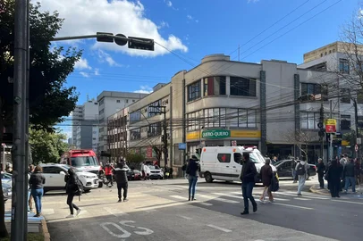 Um acidente entre três veículos bloqueou por cerca de 20 minutos o trânsito entre as ruas Sinimbu e Marquês do Herval, no centro de Caxias nesta quinta-feira(3). Entre os envolvidos está uma ambulância da Resgate Sul e dois automóveis, um Siena e uma Tracker. <!-- NICAID(16072514) -->