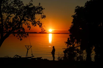PORTO ALEGRE, RS, BRASIL - 2024.06.01 - Final de tarde na orla do Guaíba. Foto: (Renan  Mattos/ Agência RBS)<!-- NICAID(15778643) -->