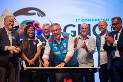 O ministro da Saúde, Alexandre Padilha, assinou contrato na manhã deste sábado (30) com o Banco Nacional de Desenvolvimento (BNDES) para a elaboração de um projeto de modelagem econômica e financeira para a construção de um novo hospital do Grupo Hospitalar Conceição (GHC). O ato aconteceu no Centro de Eventos da Fiergs<!-- NICAID(16113424) -->