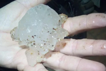 BAGÉ, RS, BRASIL. 23/09/2023.. O aguaceiro que castiga o Rio Grande do Sul nos últimos dias causou estragos no sul do Estado na madrugada deste sábado. Em Bagé, casas foram danificadas por intensa chuva de granizo registrada no município entre 4h e 4h30min. Até as 17h, a Defesa Civil de Bagé havia recebido cerca de 10 mil chamados de moradores pedindo ajuda. O estoque de lona da cidade não deu conta diante da grande demanda dos moradores afetados. Até o momento, não há registro de desabrigados. <!-- NICAID(15549516) -->