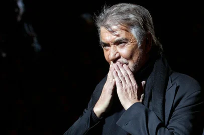 (FILES) Italian designer Roberto Cavalli acknowledges applauses on the catwalk at the end of his Autumn/Winter 2004-2005 women's collection at Milan's fashion week 27 February 2004. Italian fashion designer Roberto Cavalli has died at 83, Italian medias announced on April 12, 2024. (Photo by FRANCOIS GUILLOT / AFP)<!-- NICAID(15733796) -->