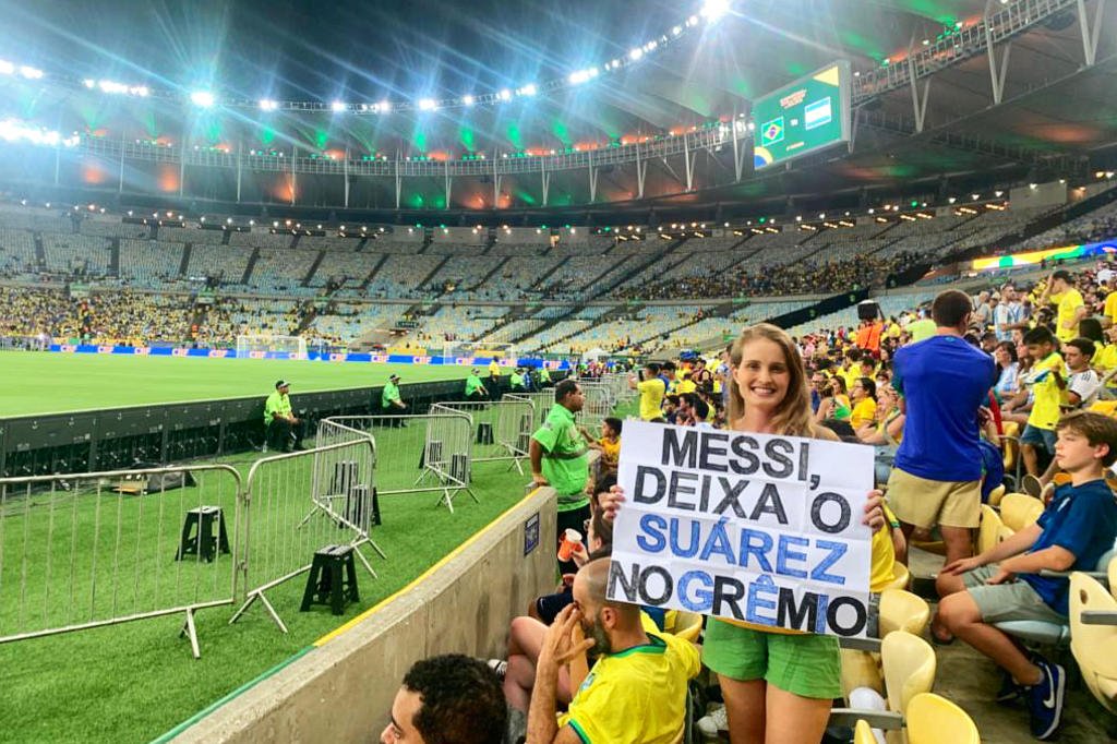 Em cartaz no Maracanã, torcedora pede que Messi deixe Suárez no Grêmio 