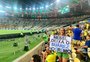 Em cartaz no Maracanã, torcedora pede que Messi deixe Suárez no Grêmio 
