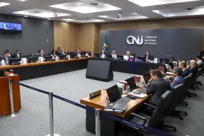 O corregedor nacional de Justiça do Conselho Nacional de Justiça (CNJ) votou, nesta terça-feira (26), pela abertura do Processo Administrativo Disciplinar (PAD) contra o juiz do 2º Juizado da 1ª Vara do Júri do Tribunal de Justiça do Rio Grande do Sul (TJ), Orlando Faccini Neto. A decisão final, no entanto, ficou para uma próxima sessão, pois foi concedido pedido de vista feito pelo conselheiro Vieira de Mello Filho, que alegou precisar de mais tempo para estudar o tema e formatar seu voto.<!-- NICAID(15551990) -->