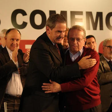 CAXIAS DO SUL, RS, BRASIL, 03/07/2014. O governador Tarso Genro (PT) assinou na tarde desta quinta-feira o projeto de lei que prevê a doação do complexo da antiga Metalúrgica Abramo Eberle S.A (Maesa) ao município de Caxias do Sul. Cerca de 300 pessoas, entre políticos, autoridades, descendentes da família Eberle e ex-funcionários, acompanharam a cerimônia que ocorreu dentro de um dos prédios do complexo. (Diogo Sallaberry/Agência RBS)Indexador: Diogo Sallaberry<!-- NICAID(10641225) -->