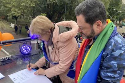 A luta contra o preconceito ganhou força neste domingo (7), em Santa Cruz do Sul. Durante a segunda edição da Parada da Diversidade, a prefeita Helena Hermany oficializou a portaria que nomeia o responsável pela Coordenadoria Municipal da Diversidade, Ruben Quintana. “Este é o primeiro passo para uma política pública que contribua efetivamente no combate do preconceito, da violência e da discriminação”, ressaltou a prefeita, que foi considerada a madrinha da festa, que contou com música, teatro e apresentações artísticas. <!-- NICAID(15169107) -->