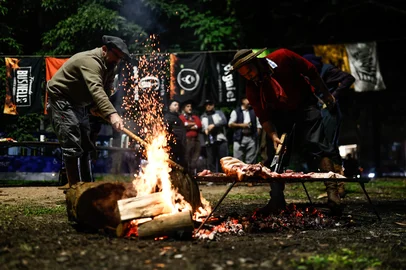 Porto Alegre, RS, Brasil, 02-06-2025:  Gaudérios se reúnem para churrasco na Goethe. Foto: Renan Mattos /<!-- NICAID(16051698) -->