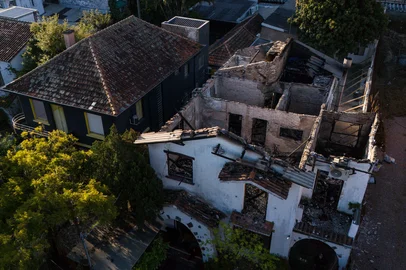 PORTO ALEGRE, RS, BRASIL, 16-09-2026: Atingido por um incêndio na tarde de terça-feira (15), o tradicional restaurante japonês Sakae's teve parte significativa da estrutura do imóvel queimada. Localizado na rua Castro Alves, no bairro Rio Branco, é considerado o restaurante de sushi mais antigo de Porto Alegre. Foto: Bruno Todeschini/Grupo RBS<!-- NICAID(16367286) -->