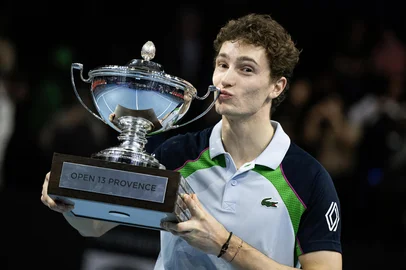 France's Ugo Humbert holds and kisses the trophy after winning against Serbia's Hamad Medjedovic during the men's single final tennis match at the Marseille Open 13 ATP World Tour in Marseille, southern France on February 16, 2025. (Photo by MIGUEL MEDINA / AFP)Editoria: SPOLocal: MarseilleIndexador: MIGUEL MEDINASecao: tennisFonte: AFPFotógrafo: STF<!-- NICAID(15977455) -->