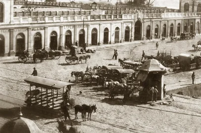 Bonde da Carris passando em frente ao Mercado e entrando na Voluntários da Pátria, em 1880<!-- NICAID(15123523) -->