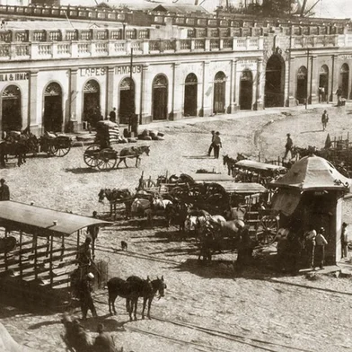 Bonde da Carris passando em frente ao Mercado e entrando na Voluntários da Pátria, em 1880<!-- NICAID(15123523) -->