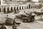 Bonde da Carris passando em frente ao Mercado e entrando na Voluntários da Pátria, em 1880<!-- NICAID(15123523) -->