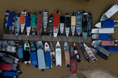 Boats are seen stranded at the Marina do Davi, a docking area of the Negro river, city of Manaus, Amazonas State, northern Brazil, on October 16, 2023. The Negro river is facing the worst dry season of the last decades in the Amazon rainforest. (Photo by MICHAEL DANTAS / AFP)Editoria: DISLocal: ManausIndexador: MICHAEL DANTASSecao: droughtFonte: AFPFotógrafo: STR<!-- NICAID(15570792) -->