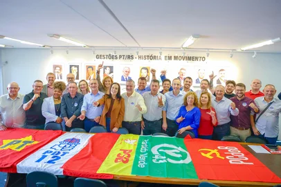 Juliana Brizola (PDT) e Edegar Pretto (PT) reúnem partidos da chapa em Porto Alegre<!-- NICAID(16268304) -->