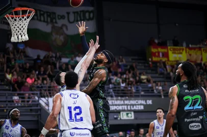Jeremy Hollowell, basquete, União Corinthians, NBB