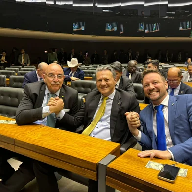É um dos clichês do jornalismo dizer que “uma foto vale mais do que mil palavras”. Uma foto do presidente do PL, Giovani Cherini, com os deputados Osmar Terra (MDB) e Maurício Marcon (Podemos) é o sinal de que os três estarão juntos em 2026. Cherini confirmou à coluna que Terra e Marcon entrarão no PL em março de 2026, na janela em que parlamentares podem trocar de partido sem risco de perder o mandato.  <!-- NICAID(15938510) -->